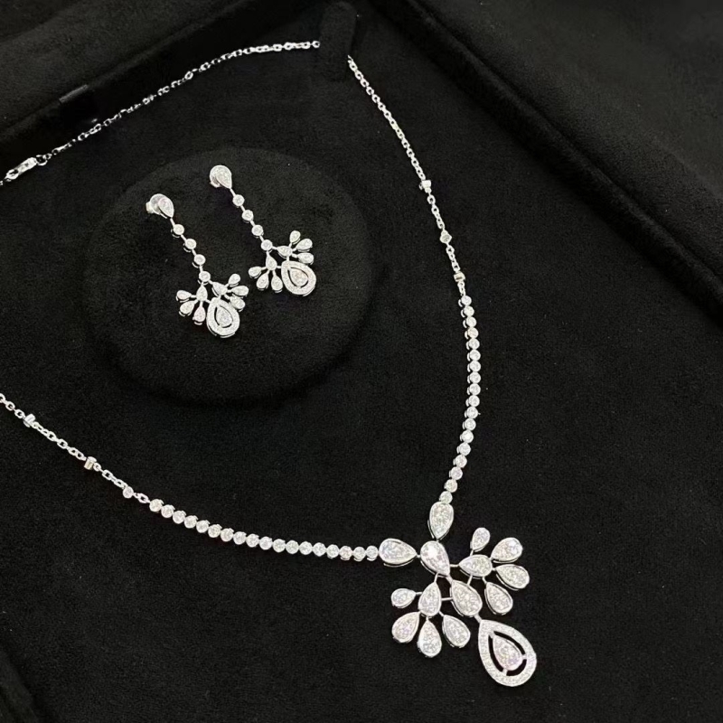 Ba*len*cia*ga necklaces